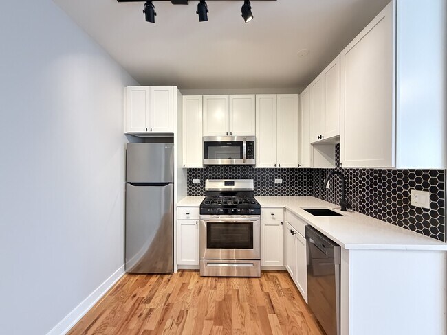 Building Photo - 643 W Wrightwood Ave