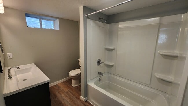 Building Photo - 3 Bedroom, 2 Bathroom House - Available May 1st with early move-in possible!