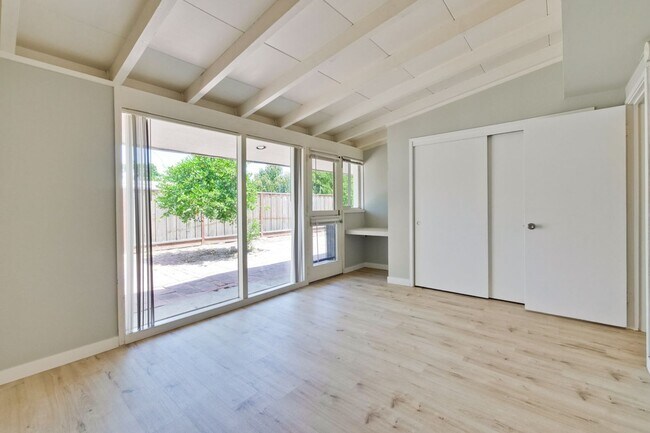 Building Photo - 3049 Harding Ave