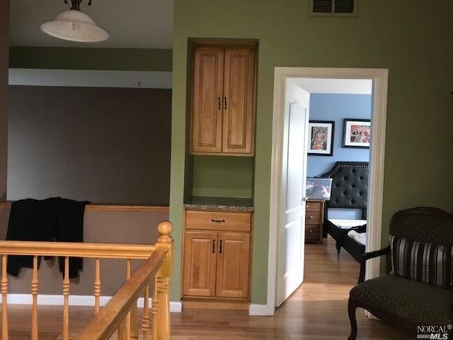 Building Photo - Gorgeous 3 bedroom 2.5 bath 2 story Townho...