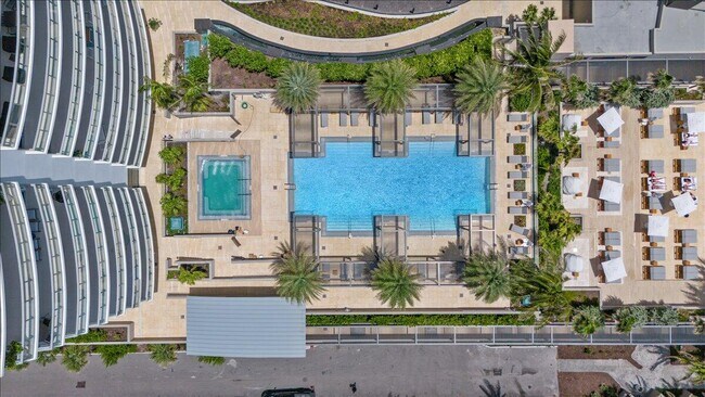 Building Photo - 3100 N Ocean Dr