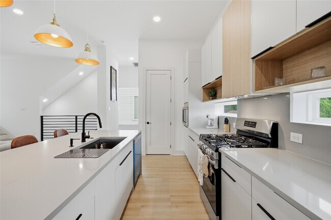 Building Photo - 5509 Hershe St