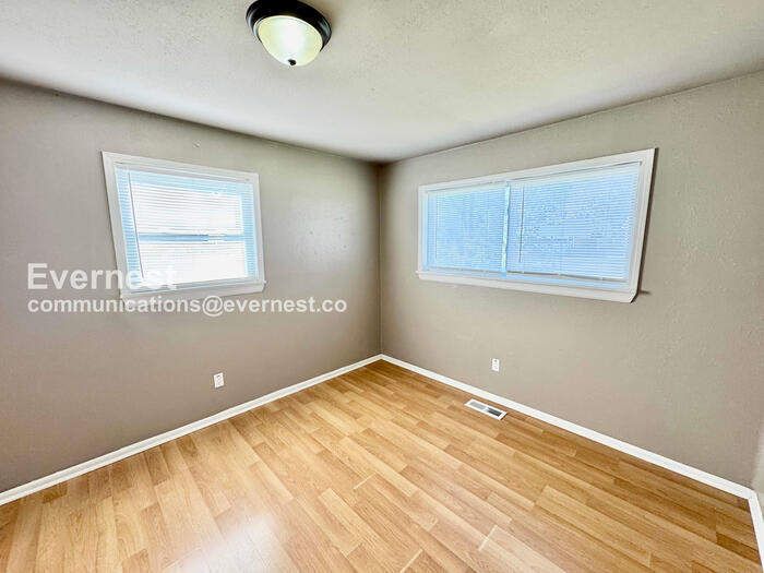 Building Photo - 1113 N Hickory Ave