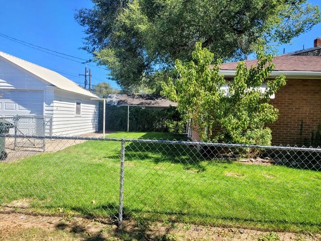 Building Photo - Quaint 2 bedroom, 1 bath brick duplex unit