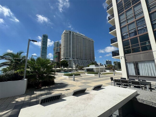 Building Photo - 600 NE 36th St