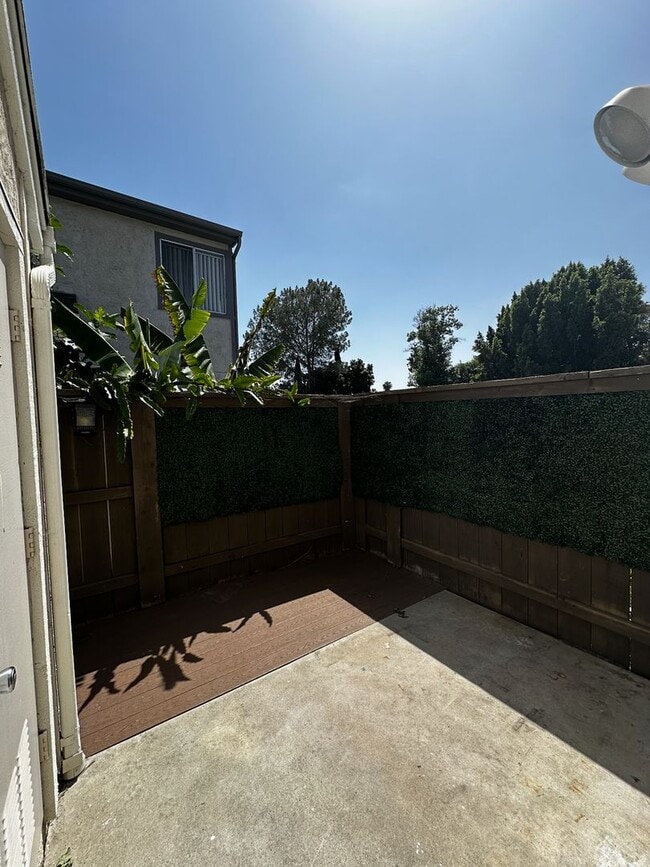 Building Photo - Renovated 2 Bedroom, 2.5 Bath with Washer and Dryer Plus A/C. MUST SEE!!!