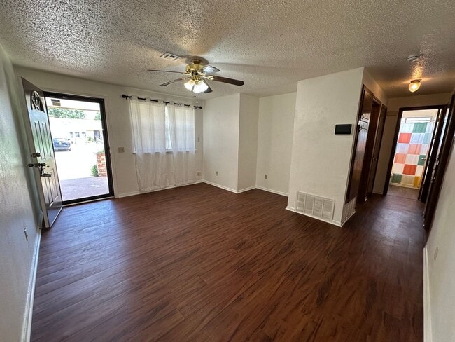 Building Photo - 4 Bed, 2 Bath house w/1 car garage