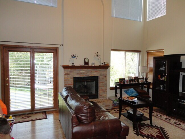 Building Photo - 2025 Bramblwood Ln