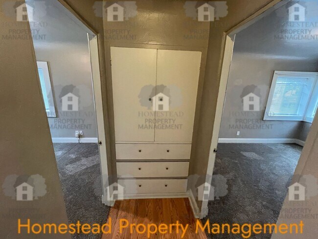 Building Photo - 660