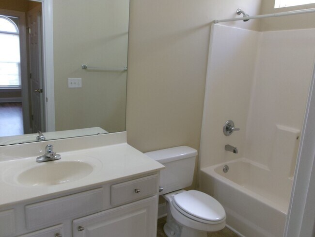 Building Photo - 3 bedroom, 2 bath condo located in Fountai...