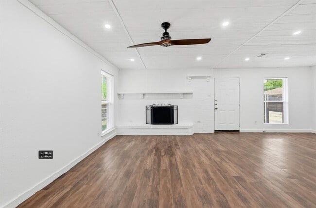 Building Photo - 5104 Spruce Cove