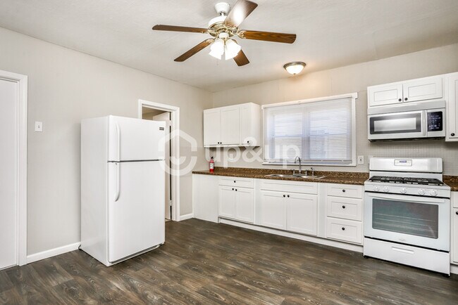 Building Photo - Fantastic 2bd/1ba home! Let yourself in!