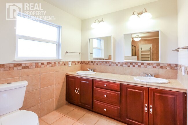 Building Photo - Peaceful 4-Bedroom Retreat in the Oakland ...
