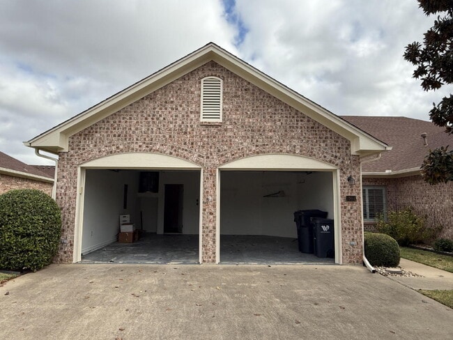 Building Photo - Modern Comfort Meets Cozy Living on Casual Cir!