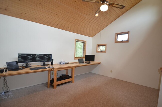 Building Photo - Extended Winter Rental!  Beautiful 3bed/2 ...