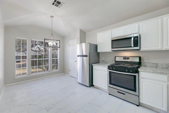 Building Photo - 9505 Woodvale Dr