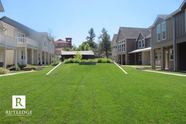 Building Photo - Gorgeous Townhome in Historic Jacksonville / 2 Master Suites