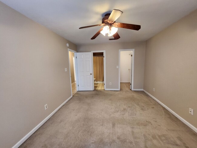 Building Photo - 2 bedroom duplex available for a move Marc...