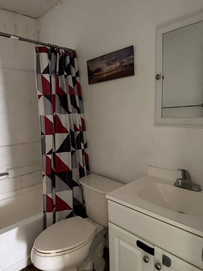 Building Photo - Two Bedroom Charmer with Washer & Dryer Included