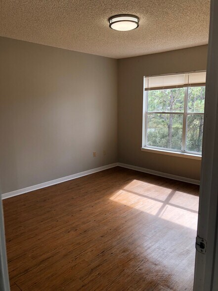 Building Photo - 2508 Grassy Point Dr