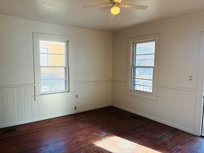 Building Photo - 16 Little St