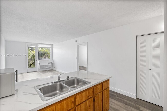 Building Photo - 2701 Riverside Dr