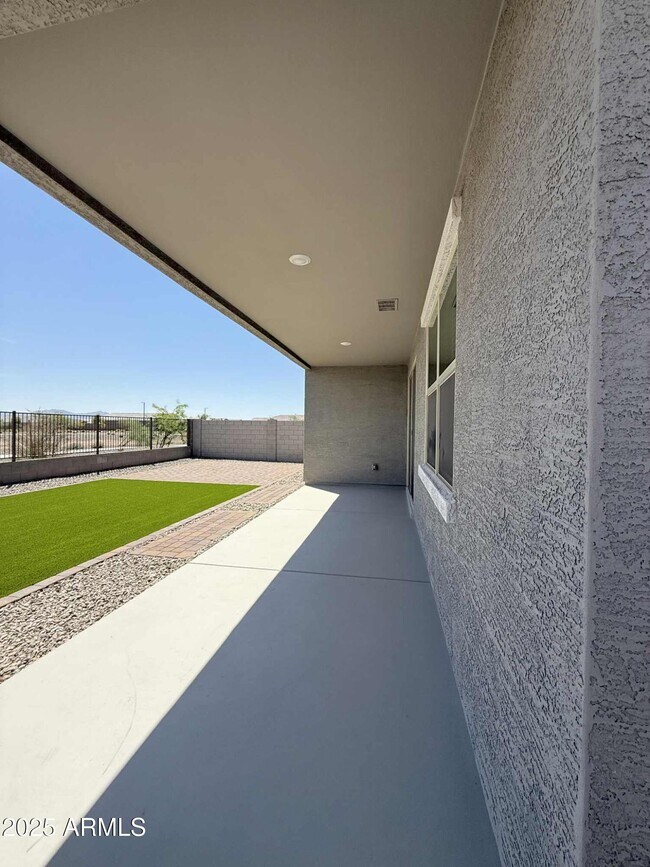 Building Photo - 15995 W Honeysuckle Dr