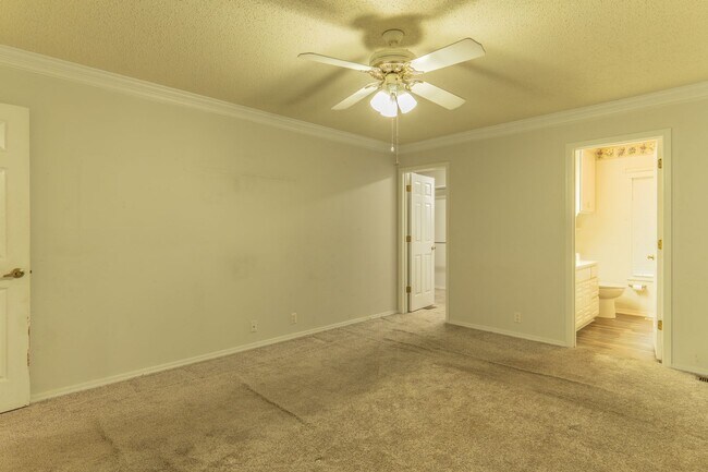 Building Photo - Quite neighborhood with garage and wooded views!