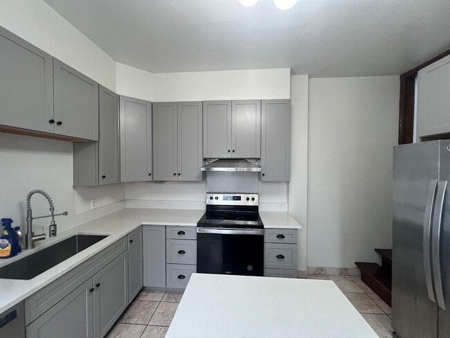 Building Photo - 5 Bed 2.5 Bath Single-Family Home