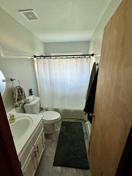 Upstairs Bathroom - 7891 Firwood Way NE