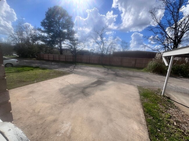 Building Photo - Great Location