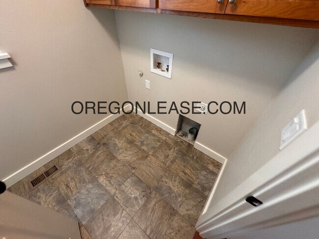 Building Photo - 4 Bedroom / 2 Bath – 1,899 Sq Ft Springfie...