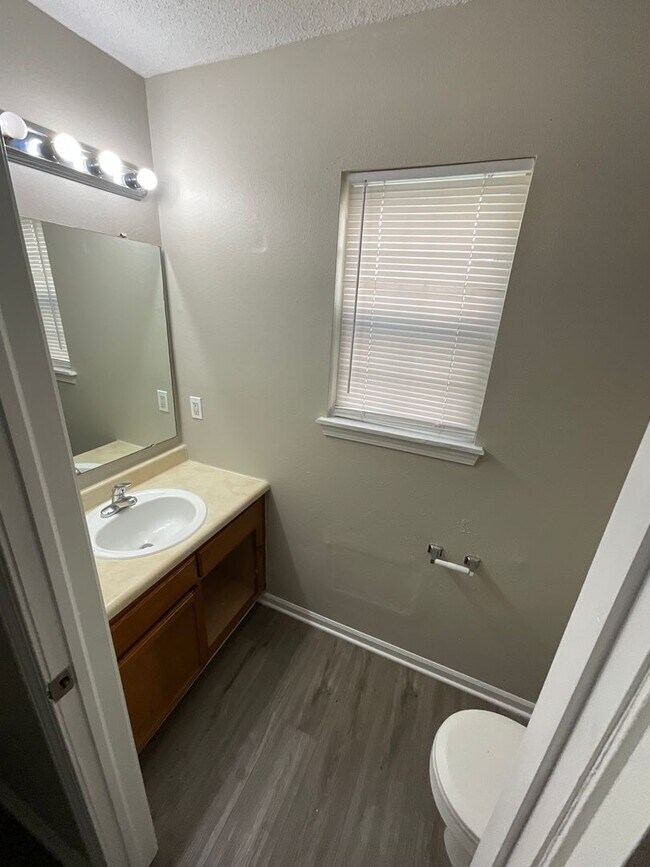Building Photo - 3 Bed 1.5 Bath