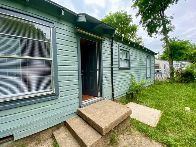Building Photo - Charming home with a large fenced backyard...