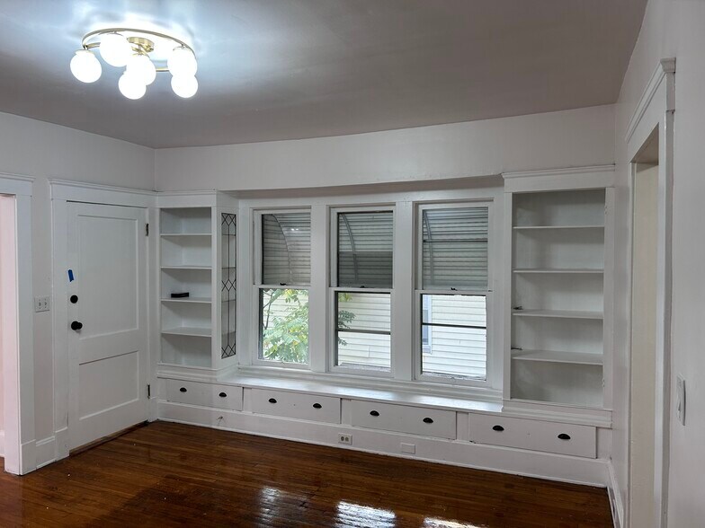 Building Photo - 10806 Bernard Ave