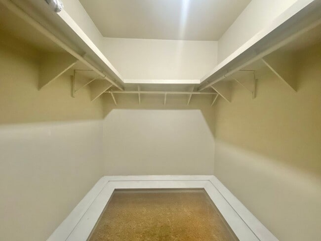 Building Photo - PRE- LEASING NOW for 2 bed 2 bath updated ...