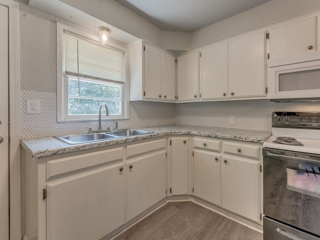 Building Photo - 3 Bedroom 1 Bath Home in Shawnee!