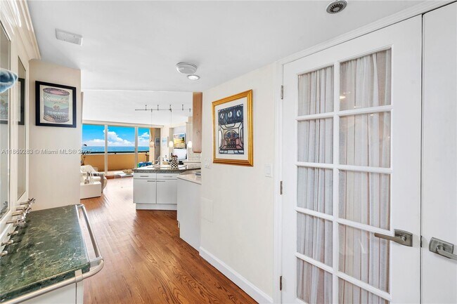 Building Photo - 2555 Collins Ave
