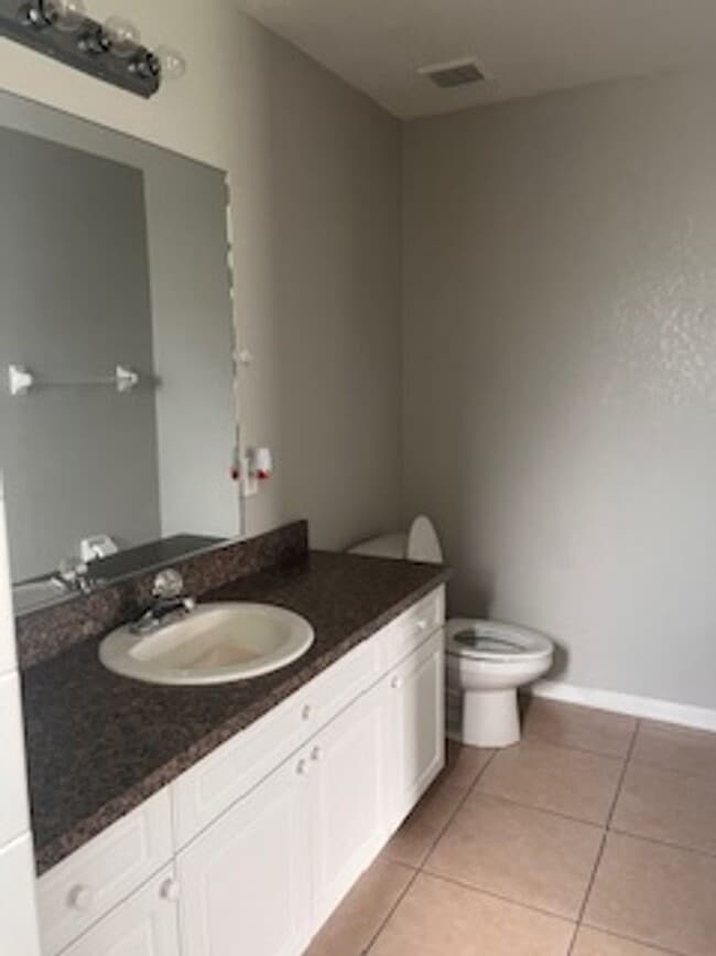 Building Photo - Three Bedroom Two bath