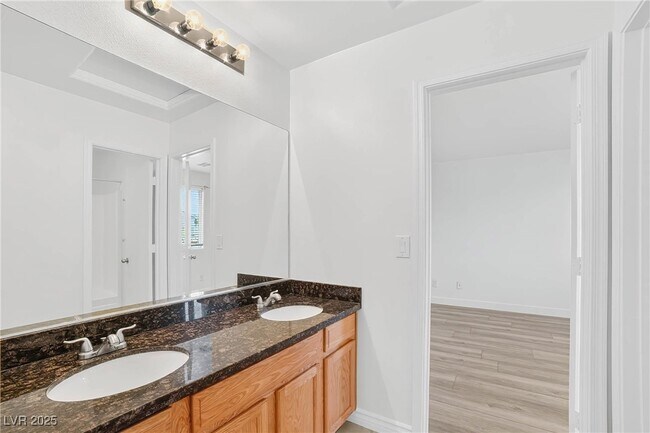 Building Photo - 2872 Strathallan Ave