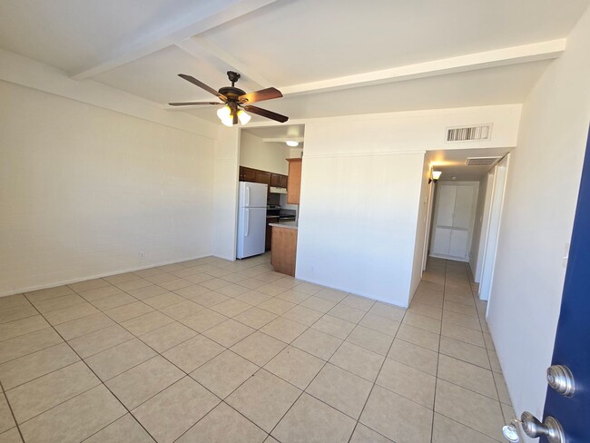 Building Photo - 2 Bed 1 Bath Spacious Apartment