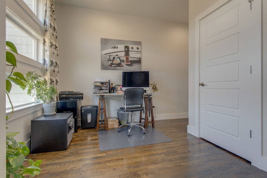 Office Nook - 1515 Porter Rd