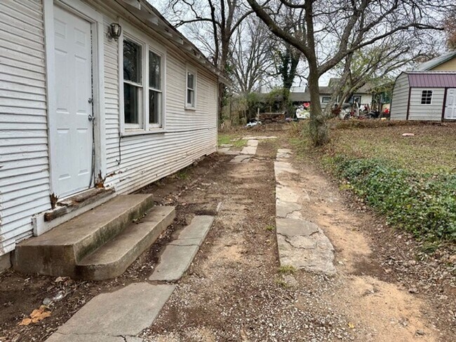 Building Photo - 3 Bedroom and 2 Bathroom Home in Shawnee