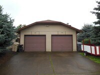 Building Photo - 2 Bedroom Duplex ~ Centrally Located