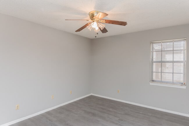 Building Photo - 5405 E Shore Dr