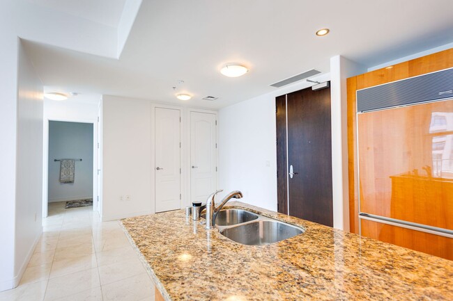 Building Photo - Water Views in the Pinnacle Marina
