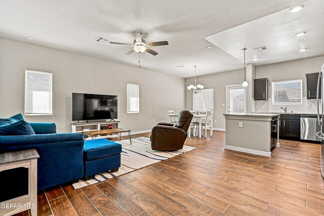Building Photo - 13689 Flora Vista Ave
