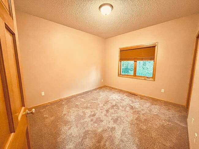 Building Photo - Huge 5 bed home located in Maple Grove!