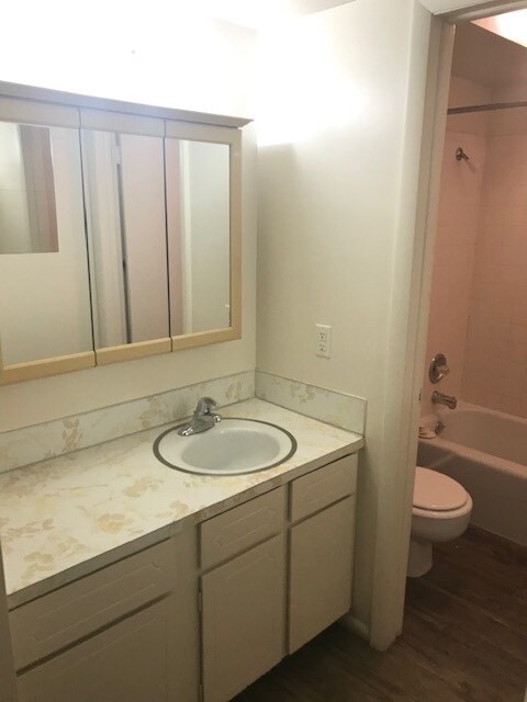 Building Photo - Beautifully updated apartment, new floorin...