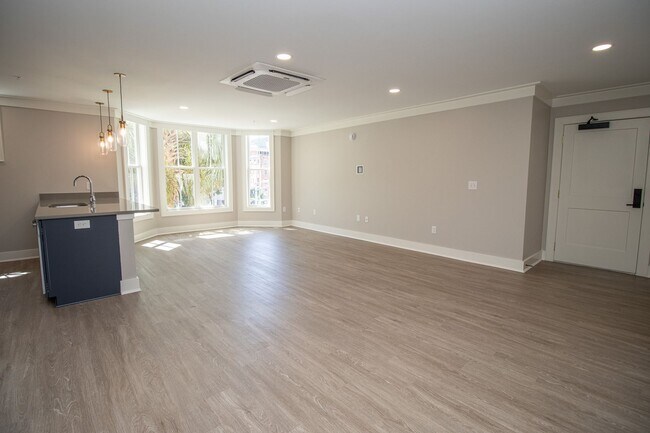 Building Photo - Sophisticated Downtown Living with Histori...